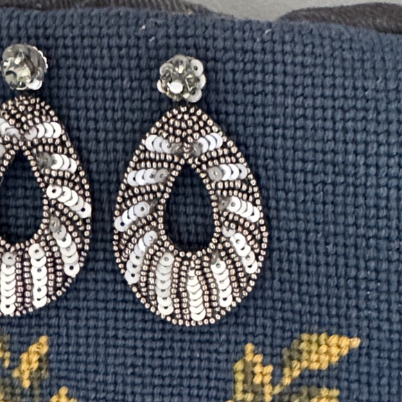 DEEPA BY DEEPA GURNANI GRAY SEQUINED HANGING PIERCED TEARDROP EARRINGS INDIA - Picture 4 of 9